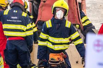 Los Bomberos de Gran Canaria se estrenan con un vehículo en vertical en el Encuentro Nacional de Rescate en Accidentes de Tráfico/TA.